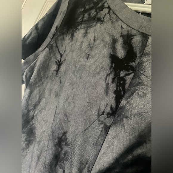 New! SHEIN EZwear Tie-Dye Wash Twist-Front Tee - Picture 3 of 4